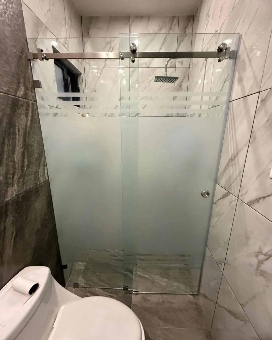 Cancel de baño de vidrio templado instalado por Zafiro