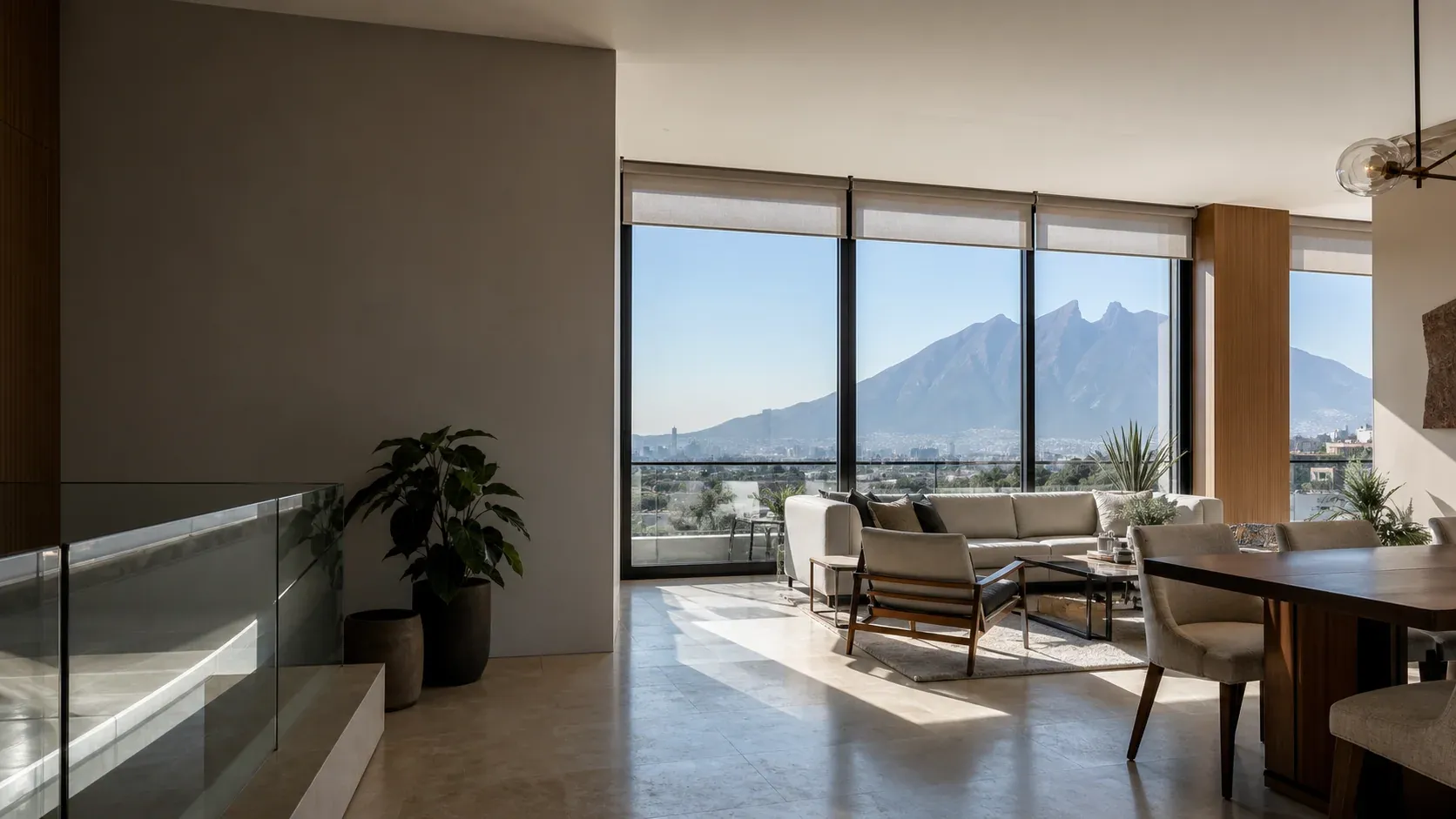 Sala contemporánea con ventanas de aluminio, persianas y vista a las montañas de Monterrey