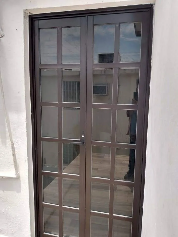 Puerta de aluminio y cristal instalada por Zafiro