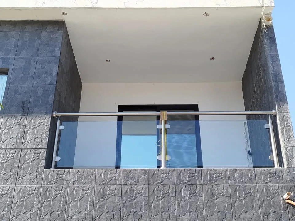 Barandal exterior de vidrio