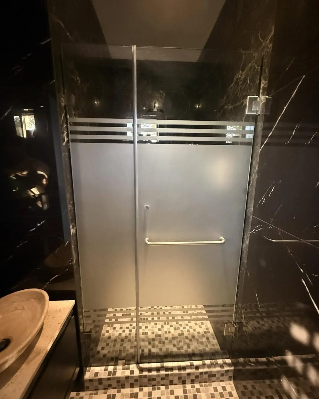 Cancel esmerilado en baño oscuro