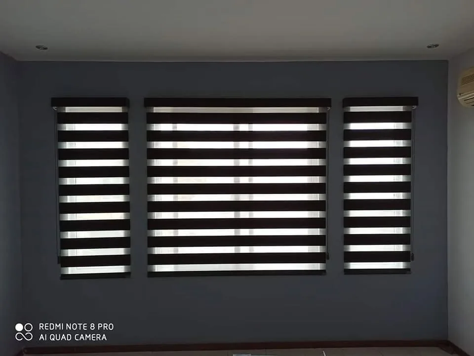Persianas oscuras en tres ventanas