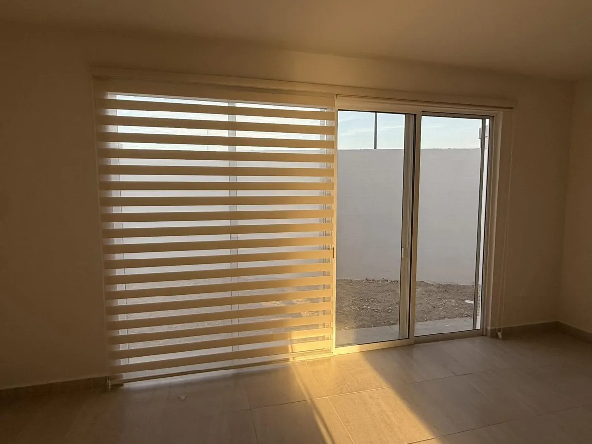 Persianas instaladas en una casa recién entregada